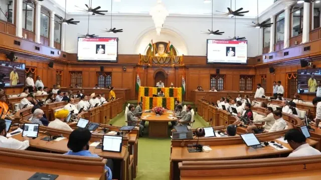 दिल्ली में निजी स्कूलों की फीस पर सरकार की सख्ती, विधानसभा में नया आदेश पेश