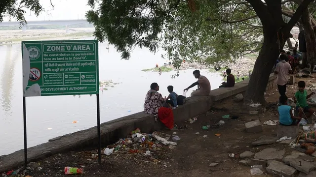अतिक्रमण से सिमट रही यमुना, अवैध कॉलोनियों ने बढ़ाया बाढ़ और प्रदूषण का खतरा