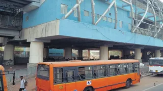 सराय काले खां आईएसबीटी का बहुप्रतीक्षित पुनर्विकास वैकल्पिक स्थल न मिलने के कारण रुक गया है।