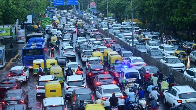 दिल्ली में बारिश से थमी रफ्तार, प्रमुख मार्गों पर लगा लंबा जाम; ट्रैफिक पुलिस हेल्पलाइन व्यस्त
