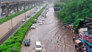यह तस्वीर साइबर हब के समीप गेटवे टावर मेट्रो के सामने की है। संजय गुलाटी