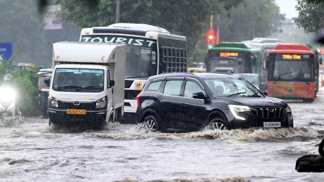 57.3 MM बारिश में जब दिल्ली डूबी तो जिम्मेदार कौन? खुले नाले, गड्ढे और जलभराव ने बढ़ाया जान का खतरा