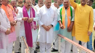 मजार पर फूल चढ़ाने पहुंचे पूर्व मंत्री सिद्धार्थ नाथ सिंह और भाजपा पिछड़ा वर्ग मोर्चा के प्रदेश अध्यक्ष प्रकाश पाल व अन्य भाजपाई।