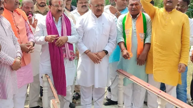 दादा की मजार पर कब आएंगे राहुल? प्रयागराज में फिरोज जहांगीर गांधी की कब्र पर फूल चढ़ाकर भाजपा ने फेंका पासा
