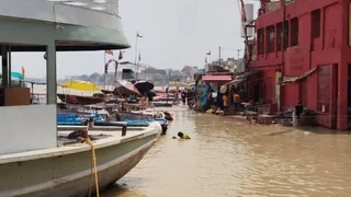 वाराणसी में गंगा का जलस्तर बढ़ा, घाटों का संपर्क टूटा, आरती स्थल बदला।