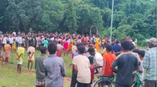 लाठी-डंडों से लैस बड़ी संख्या में महिला एवं पुरुष ग्रामीणों ने पटमदा थाना प्रभारी और भुइयांसिनान कैंप के एसटीएफ जवानों समेत पूरी टीम को करीब चार घंटे तक घेरे रखा।