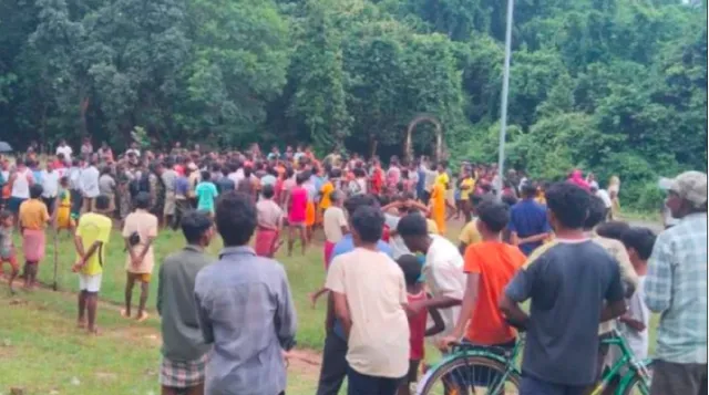 पटमदा में महिला नक्सली की सूचना पर दबिश के दौरान हंगामा: ग्रामीणों ने एसटीएफ जवानों व थाना प्रभारी को 4 घंटे घेरा