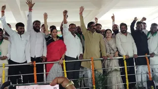 कदमा के उलियान स्थित शहीद निर्मल महतो के समाधि स्थल पर आयोजित शहादत दिवस कार्यक्रम में पहुंचे झारखंड के मुख्यमंत्री हेमंत सोरेन।