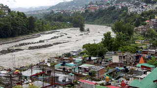 हिमाचल में ब्यास नदी का बढ़ जलस्तर (एजेंसी)