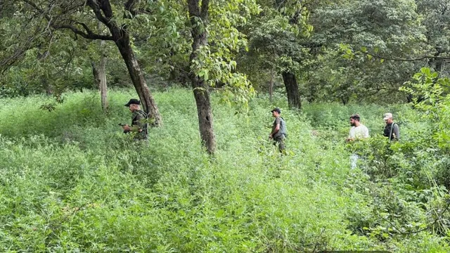 15 अगस्त से पहले सुरक्षा चाक-चौबंद! जम्मू के सीमांत गांवों में चला सर्च अभियान, गाला से थोरनी तक पहुंची पुलिस 
