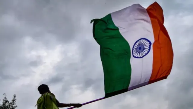 हर घर तिरंगा: नंबर-1 का लक्ष्य! जम्मू-कश्मीर में 14 लाख से ज्यादा झंडे लहराने की तैयारी, प्रशासन ने कसी कमर
