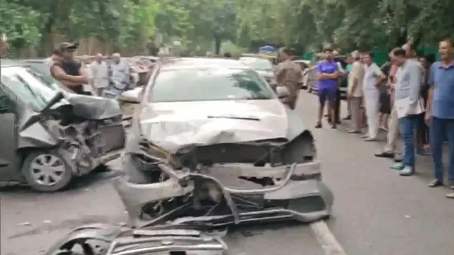 दिल्ली के नरेला में मर्सिडीज और वैगन आर की भिड़ंत, 70 साल की बुजुर्ग महिला की मौत
