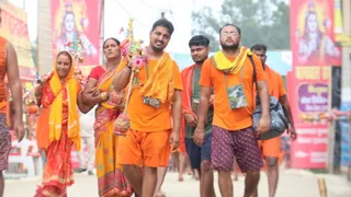 भूत बंगला से बाबाधाम की ओर जाते कांवड़िये। फोटो जागरण
