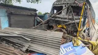 अनियंत्रित सीमेंट लदे ट्रक ने मचाया तांडव, सो रहे दुकानदार गंभीर रूप से घायल।