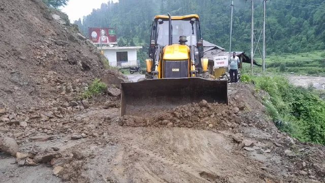 धर्मशाला के मैक्लोडगंज में चर्च के पास भूस्खलन, मलबे की चपेट में आई बस
