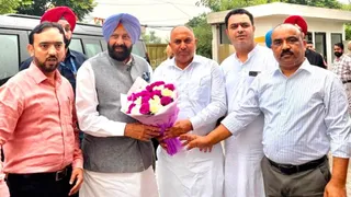 लुधियाना के सीनियर नेता केवल ढिल्लों का स्वागत करते हुए।