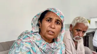 घटना की जानकारी देते हुए पारिवारिक सदस्य।