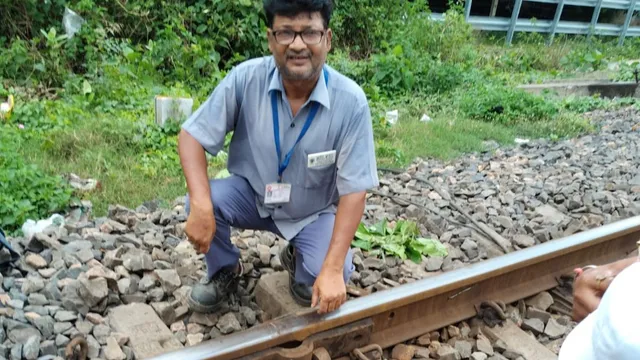 मुंगेर में धरहरा स्टेशन के पास रेल पटरी में आई दरार, पोर्टर की सूझबूझ से टला हादसा
