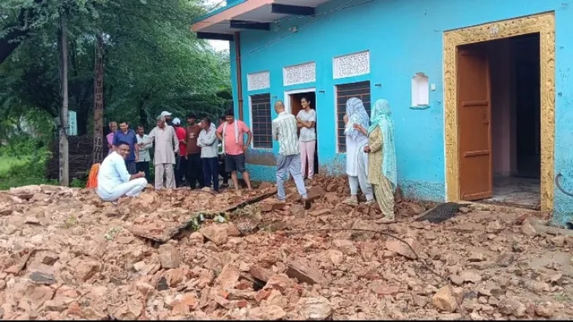 नारनौल में भारी बारिश के बीच ढही 100 साल पुरानी हवेली, मलबे की चपेट में आया बिजली का पोल; टला बड़ा हादसा