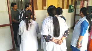 जिला नागरिक अस्पताल के लेबर रूम में मौजूद स्टाफ से बातचीत करती टीम। जागरण