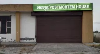 झज्जर अस्पताल में जलभराव से हाहाकार, मोर्चरी तक पानी में शव ले जाने को मजबूर परिजन
