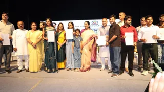 नियुक्ति पत्र के साथ चयनित किए गए लोगों के साथ मंच पर दिखीं मुख्यमंत्री रेखा गुप्ता। जागरण