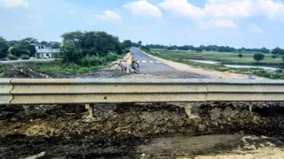लखनऊ-गोरखपुर-मुजफ्फरपुर फोरलेन पर क्रैश बैरियर बनाकर रोकी गई एकला बांध रिंग रोड की कनेक्टिविटी