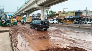 दिल्ली-रोहतक मार्ग पर टीकरी बार्डर के पास बनी बदहाल स्थिति। दोनों तरफ गहरे गड्ढे हैं। जागरण