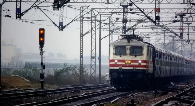 गोरखपुर में रेलवे क्रासिंग पर ट्रक का डीजल समाप्त, कई ट्रेनें लेट