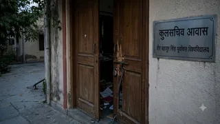 पूर्वांचल विश्वविद्यालय में कुलसचिव आवास में चोरी, सीसीटीवी में दिखे चोरों के चेहरे। (AI Image)