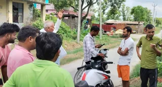 चिरगोड़ गांव में लाइनमैन को बंधक बनाकर बात करते ग्रामीण। जागरण