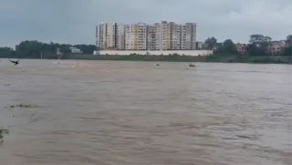 प्रशासन ने राहत एवं बचाव दल गठित कर संवेदनशील क्षेत्रों की निगरानी बढ़ा दी है और लोगों को सतर्क रहने के निर्देश दिए हैं।