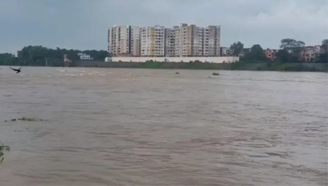 जमशेदपुर में लगातार बारिश से बढ़ा स्वर्णरेखा और खरकई का जलस्तर, निचले इलाकों में अलर्ट