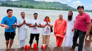 धर्मनगरी हरिद्वार के चंडीघाट स्थित ब्रह्मकुंड पर गंगाजल पूजन करते शंकर और सावित्री। जागरण