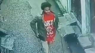 बुढ़ाना में हाथ में बुगदा लेकर भागता हाशिम उर्फ आसिम। वीडियो ग्रैब।