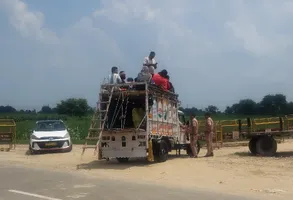दिल्ली देहरादून इकोनामिक कोरीडोर पर गांगनौली अस्थाई कट से चढ़ने का प्रयास करते कांवड़ियों को रोकते पुलिसकर्मी। जागरण