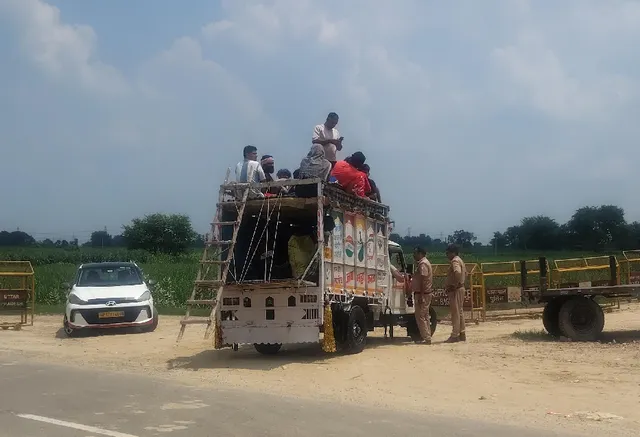 अलर्ट मोड पर रही पुलिस... शिवभक्तों को गांगनौली कट से कारिडोर में घुसने से रोका