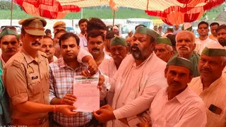 स्योहारा के गांव बुढेरन में नायब तहसीलदार को ज्ञापन सौंपते भाकियू कार्यकर्ता। जागरण