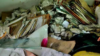 नमी और सीवरेज के पानी से खराब होने का खतरा बना हुआ है।