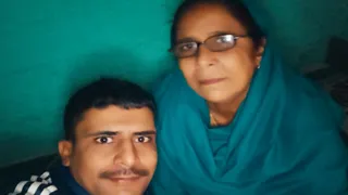 अपने बेटे के साथ विनेश देवी। (फाइल फोटो)