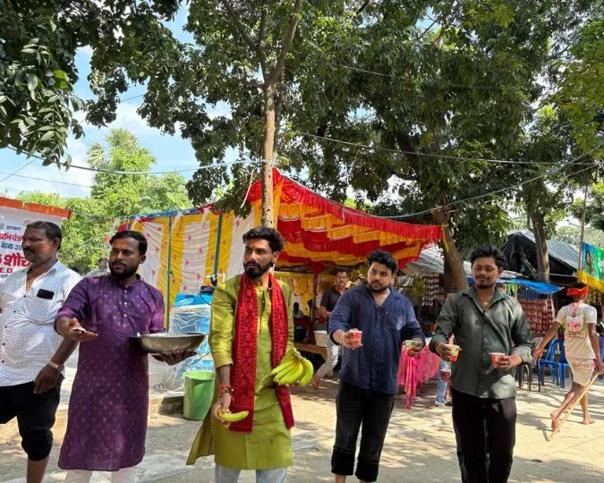 Akhand Aarambh Foundation Serves Kanwariyas in Bhagalpur