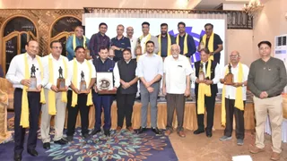 ‘उद्योग योद्धा पुरस्कार’ समारोह में सम्मानित हुए उद्यमियों के साथ डीएम अविनाश कुमार व अन्य। जागरण