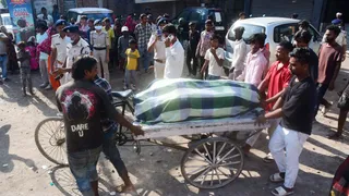 ठेले पर शव ले जाते हुए। (जागरण)