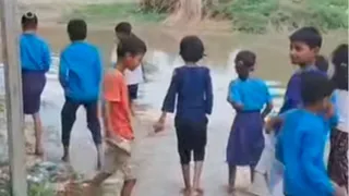 पानी होकर बैगनी प्राथमिक विद्यालय बैगनी जाते बच्चे। सौ. ग्रामीण।
