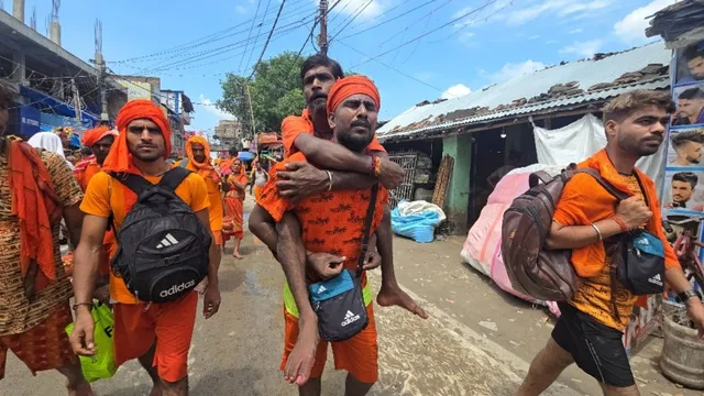 अनोखी दोस्ती: दिव्यांग दोस्त को कंधे पर बिठाकर 105 KM पैदल बाबाधाम जा रहा दीपक; 8 साल से निभा रहा यह निस्वार्थ फर्ज
