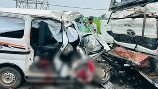 टक्कर के बाद ट्रॉले में फंसी कार।