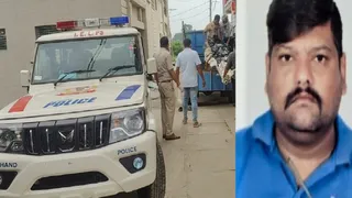 फ्लैट से बरामद शव को ले जाती पुलिस और इनसेट में सुभाष अशोक धूमल की फाइल फोटो। (फोटो साैजन्य)