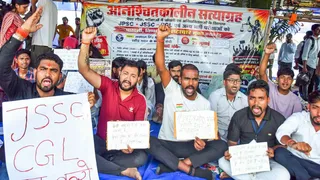आंदोलन करते छात्र। (ANI)