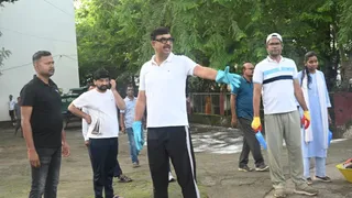 जमुई डीएम नवीन और एसपी विश्वजीत दयाल ने जमुई कलेक्ट्रेट में खुद चलाया स्वच्छता अभियान, छतों व तारों के मकड़जाल को भी सुधारा।