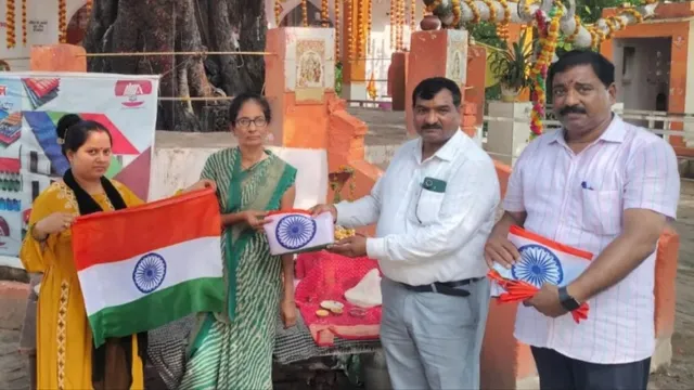 जौनपुर में समूह की महिलाओं ने तैयार किया पांच लाख तिरंगा, देशभक्ति का उत्साह
